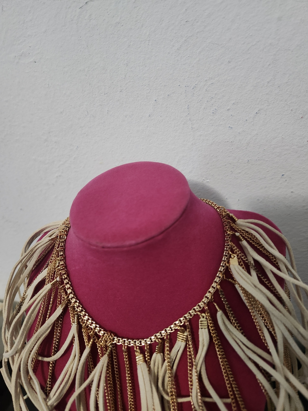 Source Unknown Gold Chain Necklace with Cream Fringe Accents - Picture 4 of 5